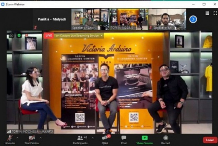 Foto Kika : Kedua dari kiri/tengah, Ario Fajar, Head of Marketing Toffin, ketiga dari kiri Willy Sidewalk, Head of Learning & Development Toffin Indonesia dalam acara Virtual Launching, Toffin E-Learning Center di platform Zoom, Senin, 5 Oktober 2020. Turut menjadi pembicara Andre Eiermann (Coffee Influencer & 1st Place Swiss Championship 2017) dan Mikael Jasin (2019 & 2020 Indonesia Barista Champion).