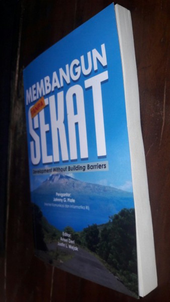 Buku ini berisi koleksi 26 tulisan hasil refleksi kritis atas sejumlah isu dan aspek pembangunan di Lembata selama 20 tahun terakhir. 