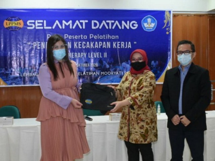 ki-ka) Director of Spa & Wellness Taman Sari Royal Heritage Spa, Kusuma Ida Anjani bersama Pimpinan LPPMS dan Ketua Pelaksana Pendidikan Kecakapan Kerja, Yuniastuti K. Putri dan Presiden Direktur PT Mustika Ratu, Bingar Egidius Situmorang saat pembukaan program Pendidikan Kecakapan Kerja di LPPMS , Graha Mustika Ratu , Jakarta, Kamis, 8 Oktober 2020. 