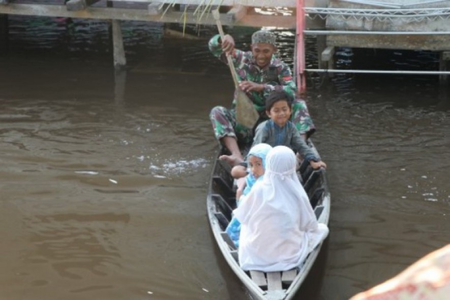 Satgas TMMD Sintang Antar Anak-Anak Mengaji Gunakan Perahu