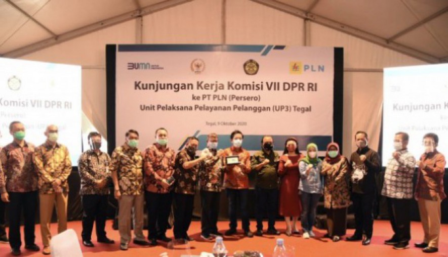 Wakil Ketua Komisi VII DPR RI Ramson Siagian Saat Pimpin Pertemuan Tim Kunjungan Kerja Reses Komisi VII DPR RI dengan Jajaran PLN Unit Pelaksana Pelayanan Pelanggan (UP3) Tegal (Photo by Hanum/Man)