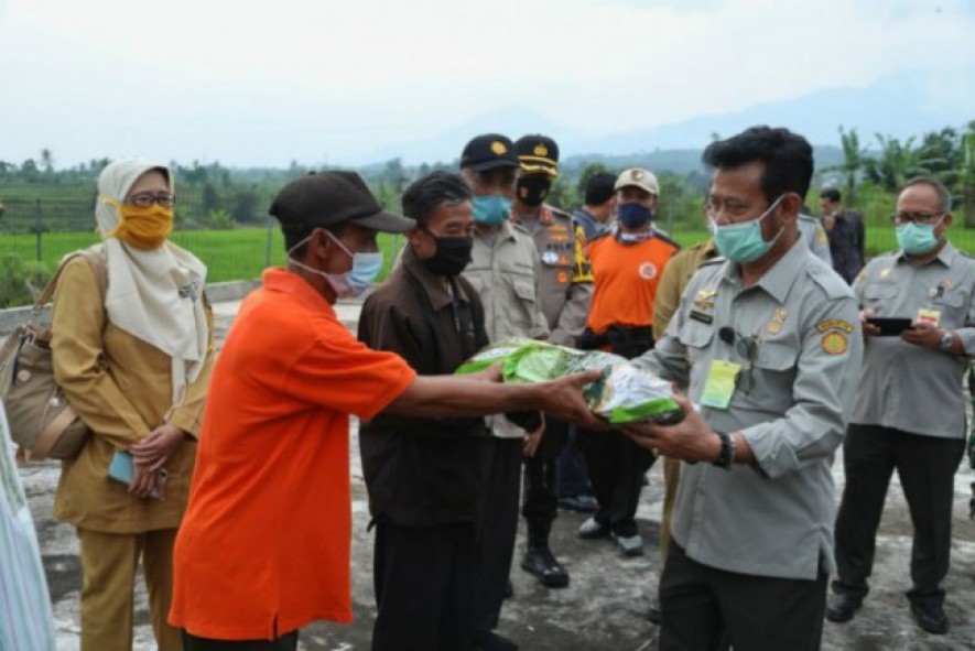 Menteri Pertanian Syahrul Yasin Limpo serahkan bantuan ke Korban bencana di Sukabumi