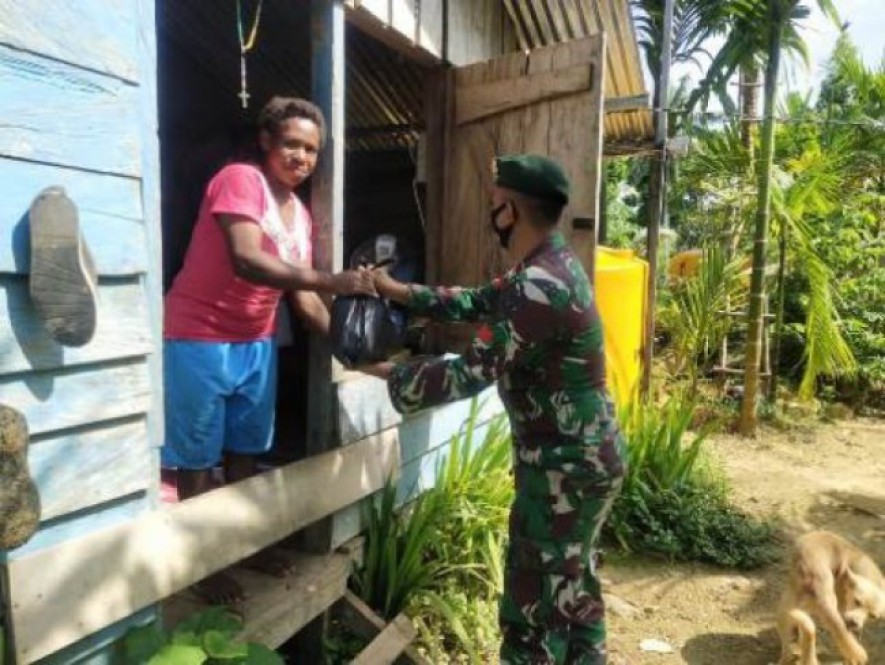 Satgas Yonif MR 413 Kostrad Berbagi Sembako dengan Masyarakat