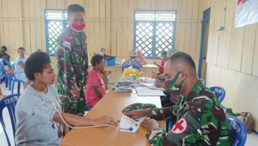 Prajurit TMMD Boven Digoel Bantu Kegiatan Posyandu