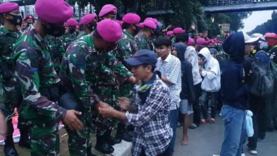 Pasukan Marinir Secara Humanis Minta Demonstran Bubarkan Diri