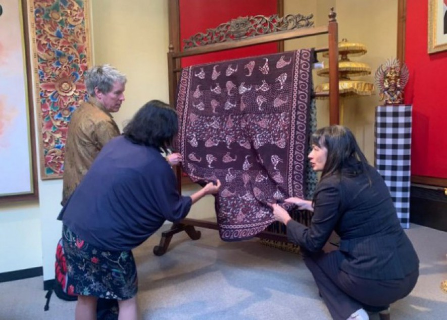 Pameran Batik ?True Colours: The Natural Way of Batik Colouring" (Photo by Kemlu)