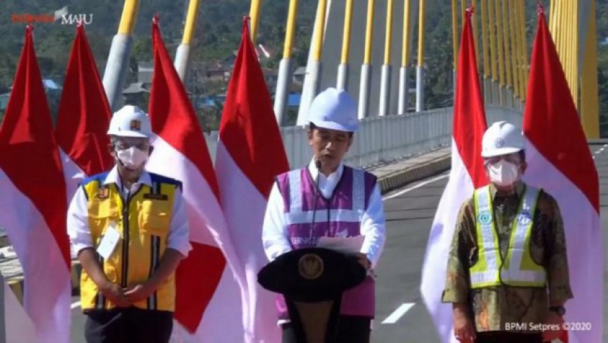  Proyek pembangunan jembatan diresmikan Presiden Joko Widodo dengan prosesi penekanan tombol dan penandatanganan prasasti. Novel Arsyad, Direktur Utama PT PP (Persero) Tbk (kanan) bersama Direktur Jenderal Bina Marga Kementerian PUPR Hedy Rahadian (kiri)