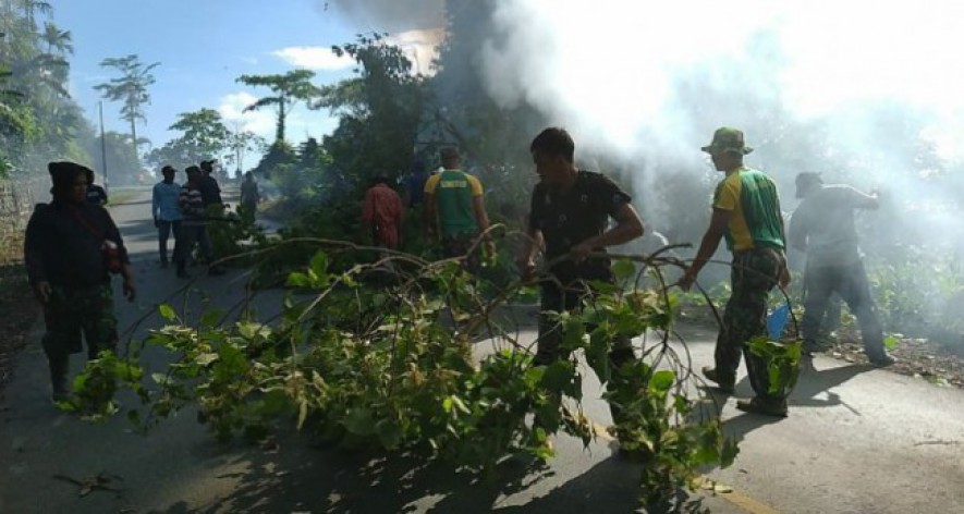 Satgas Pamtas RI-PNG Yonif Mekanis Raider 413/Bremoro Kostrad Pos Koya Koso Gelar Karya Bhakti di Kampung Kukup Distrik Abepura Kota Jayapura