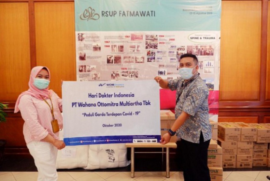 Salah satu kegiatan CSR WOM Finance dalam Memperingati Hari Dokter Indonesia dengan mendonasikan alat-alat kesehatan kepada para dokter RSUD Fatmawati di Jakarta Selatan yang menangani pasien penderita Covid-19. (Foto: Humas WOM Finance)