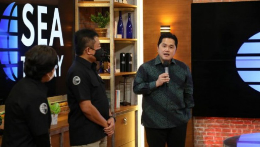 Menteri BUMN RI Erick Thohir (paling kanan) memberikan sambutan dalam acara soft launching kanal berita berbahasa Inggris SEA Today disaksikan Direktur Utama Telkom Ririek Adriansyah (tengah), Direktur Consumer Service Telkom FM Venusiana R. (paling kiri) 