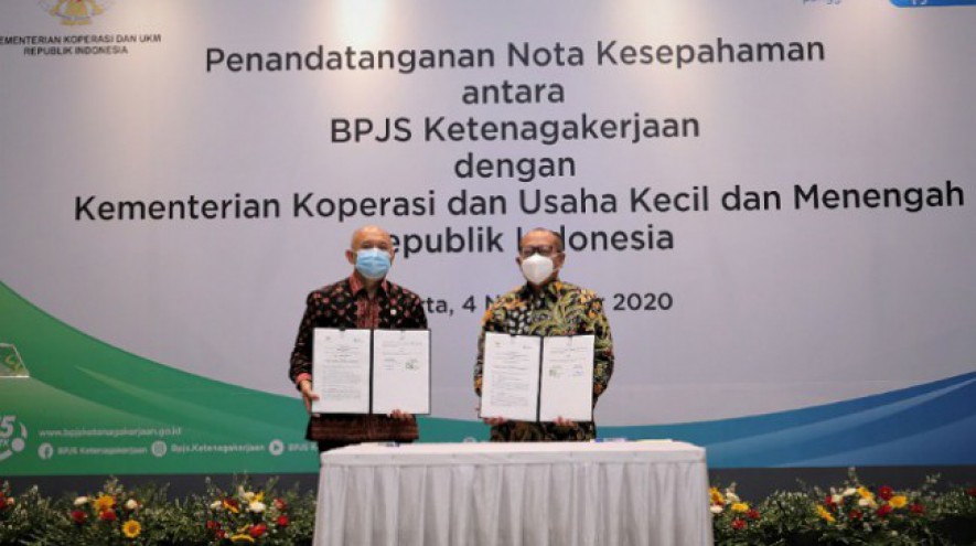 Menteri Koperasi dan UKM Teten Masduki dan Direktur Utama BPJamsostek, Agus Susanto, melakukan penandatanganan Nota Kesepahaman tentang Pelaksanaan Program Jaminan Sosial Ketenagakerjaan di Bidang Koperasi, Usaha Mikro, Kecil, dan Menengah 