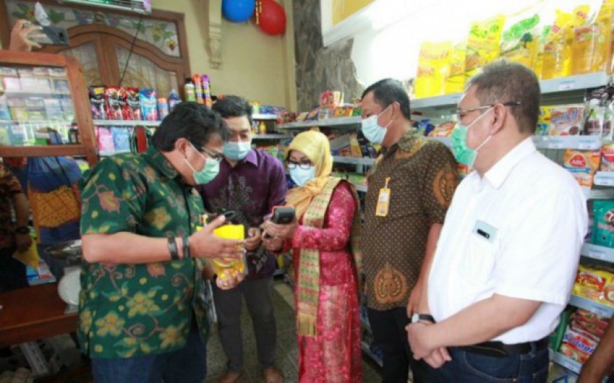 Kika Direktur Utama Bank Mantap Josephus K. Triprakoso, Pemilik Warung Fauziah Wendaningsih, CFO Bank Mantap Fajar Ari S. dan Executive Director TMI Anton Prasetyo mencoba pembayaran menggunakan scanner pada peresmian Warung Mantap Sejahtera. 