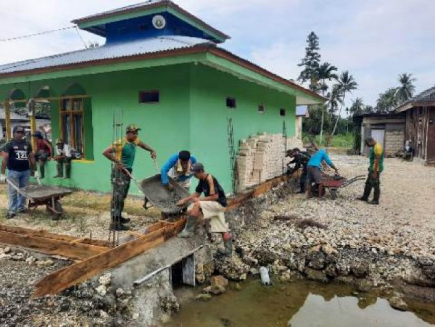 Prajurit Yon MR 413 Kostrad-Masyarakat Perbaiki Pagar Masjid Arso