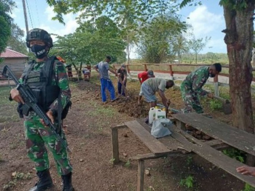 Prajurit Pamtas Yonif 125 Merauke-Warga Kampung Gotong Royong Pasang Pipa Saluran Air Bersih