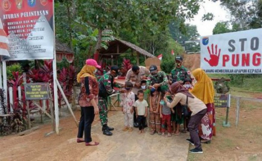 Satgas Yonif 642 Bagikan Masker dan Sosialisasikan Protokol Kesehatan