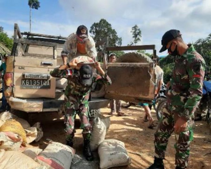 Sinergi Warga dan Satgas Pamtas Yonif 642Kapuas Perbaiki Bendungan Air