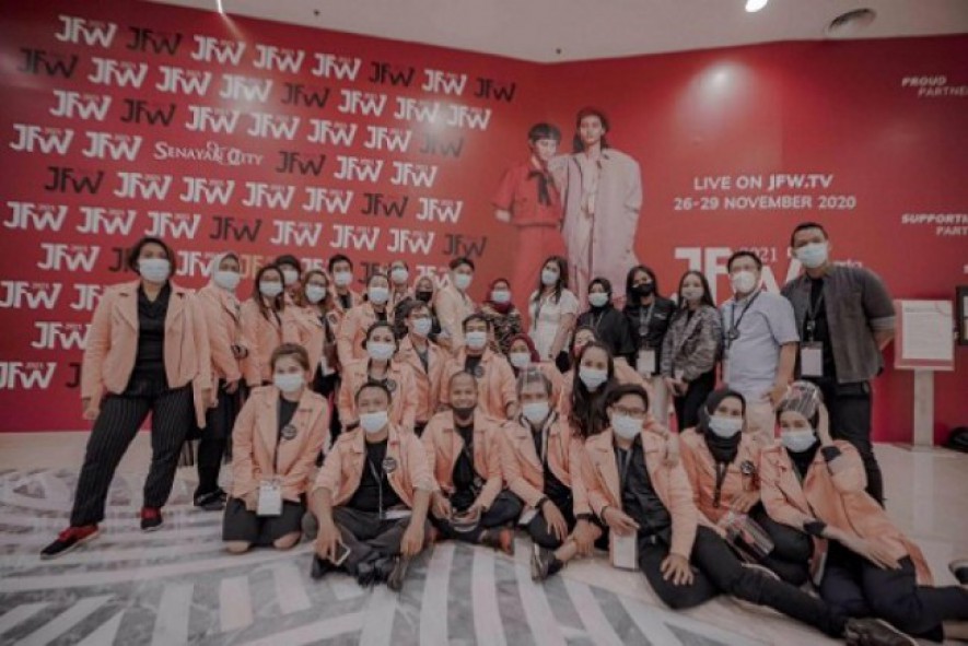 Profesional Make Up Artis & Hairdo Mustika Ratu siap untuk Jakarta Fashion Week (JFW) 2021.