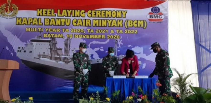 Presiden Direktur PT Batamec Shipyard Maya Miranda Ambarsari, S.H, MIB, bersama Kepala Dinas Material Angkatan Laut (Kadismatal) Laksamana Pertama TNI Budi Sulistyo, CHRMP selaku Pejabat Pembuat Komitmen (PPK) yang disaksikan oleh Asintel Kasal, peletakkan lunas/Keel Laying dan pernyataan resmi pembangunan Kapal BCM dengan prosesi penekanan tombol sirine, di Galangan Kapal PT Batamec Shipyard, Tanjung Uncang, Batam Kepri, Rabu (18/11/2020).