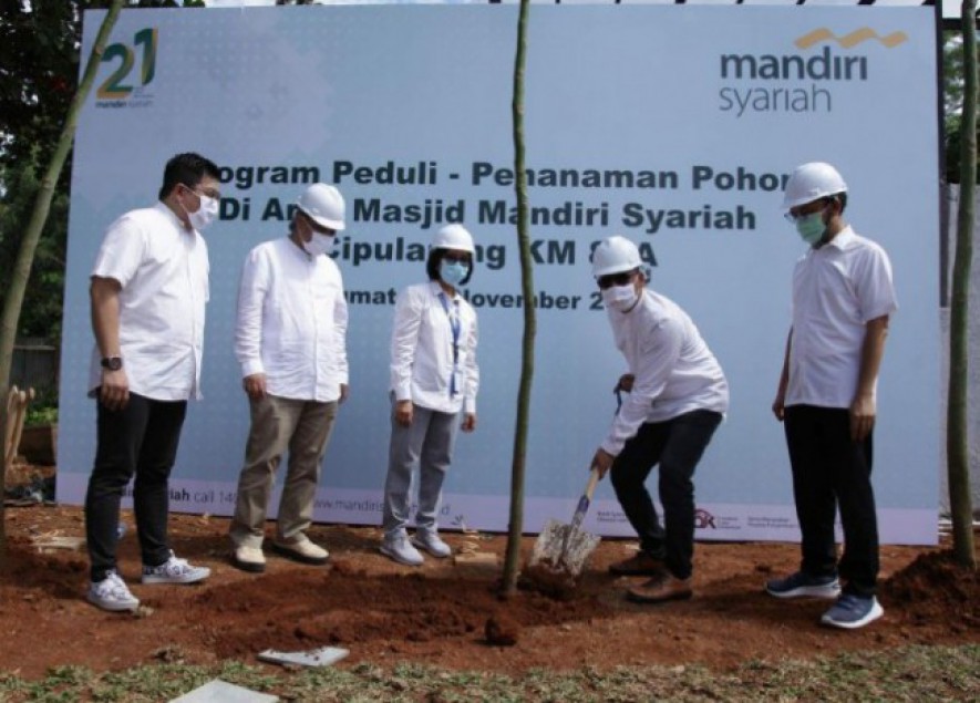 Direksi Mandiri Syariah menanam pohon di sekitar Tol Cipularang