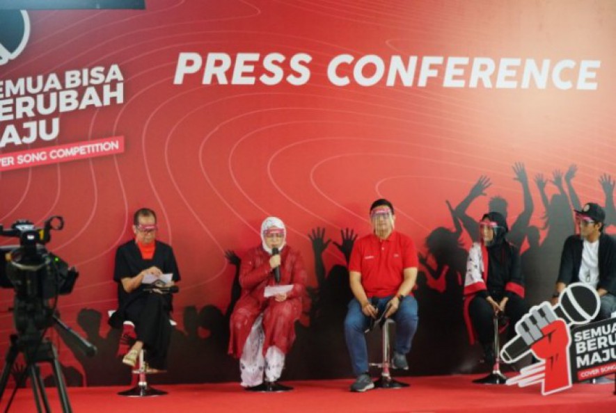 Vice President Marketing Management Telkom E. Kurniawan (tengah) bersama dewan juri yakni Ari Tulang (paling kiri), Melly Goeslaw (kedua dari kiri), Tantri Syalindri (kedua dari kanan) dan coach Sandy Canester (paling kanan)