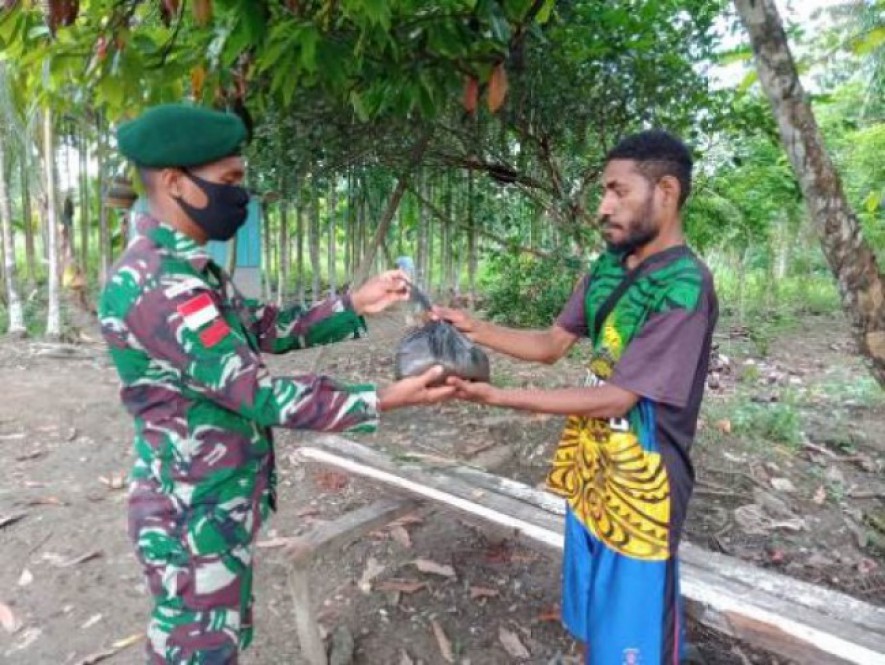 Satgas Yonif MR 413 Kostrad Donasikan Sembako Untuk Masyarakat Distrik Muara