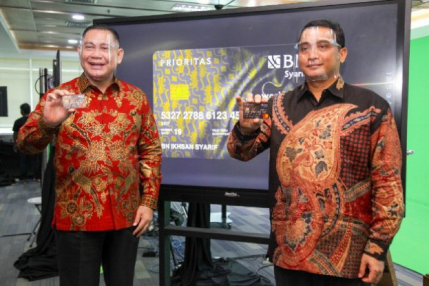 Direktur Utama BNI Syariah, Abdullah Firman Wibowo (kiri) dan Head of Account Management Mastercard Indonesia, Arief Kusuma (kanan) dalam peluncuran Hasanah Debit Prioritas yang merupakan kartu ATM/Debit tipe World Debit Mastercard secara virtual.