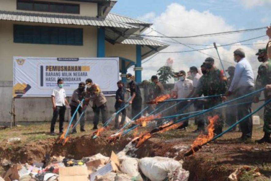 Satgas Yonif 642 Musnahkan Barang Ilegal Hasil Penindakan