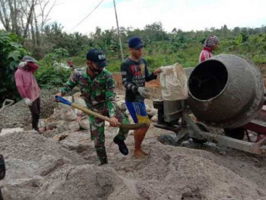 Satgas Pamtas Yonif 642 Kapuas Bersama Warga Bangun Jalan Desa