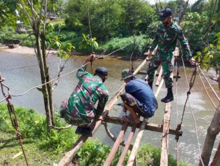 Satgas Pamtas Yonif 642Kapuas Perbaiki Jembatan Rusak