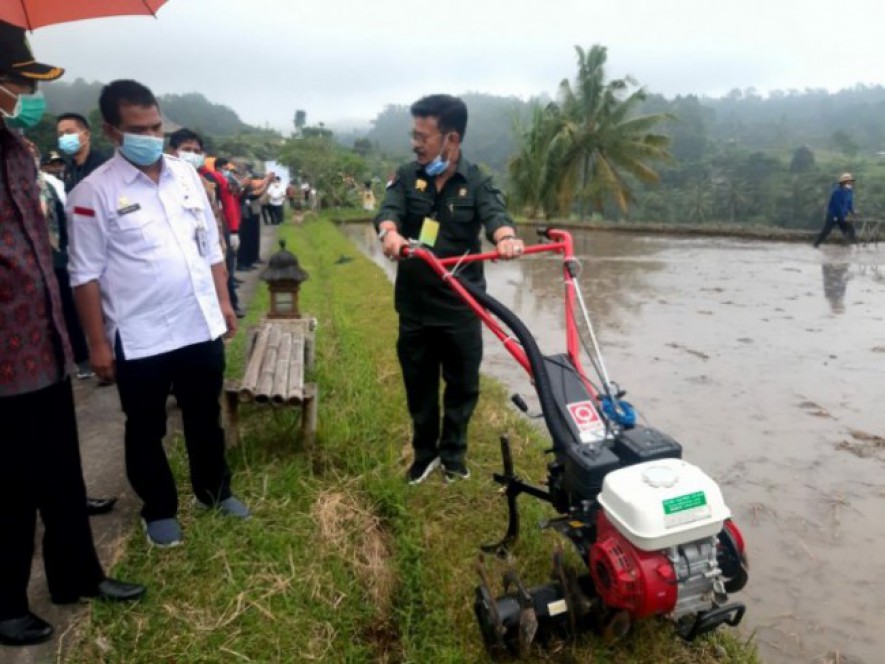 Menteri Pertanian Syahrul Yasin Limpo memegang alat mesin pertanian