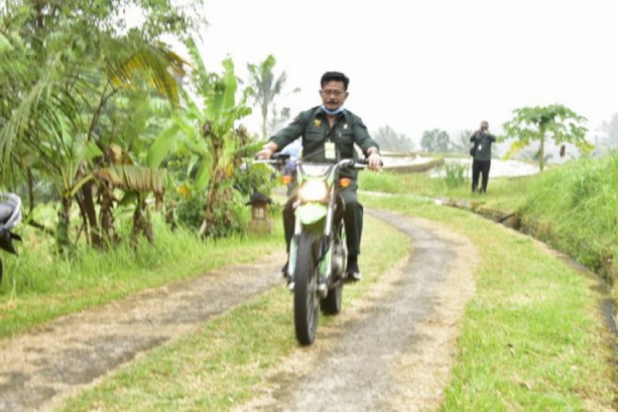 Menteri Pertanian Syahrul Yasin Limpo mengendari motor pantau pertanian.