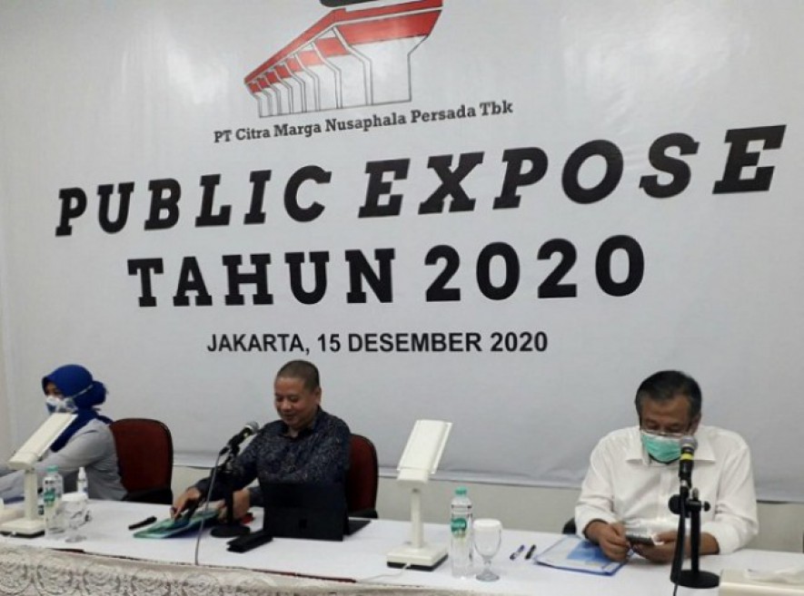 Direktur Independen PT Citra Marga Nusaphala Persada Tbk (CMNP), Hasyim (tengah), di dampingi oleh Corporate Secretary CMNP, Indah Dahlia Lavie (kiri), serta Direktur Independen CMNP, Bambang Hartadi (kanan), dalam acara paparan publik 2020 di Jakarta. (Foto: Bang Abe)