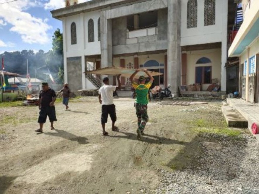 Satgas Yonif MR 413 Kostrad Gelar Karya Bhakti di Masjid 