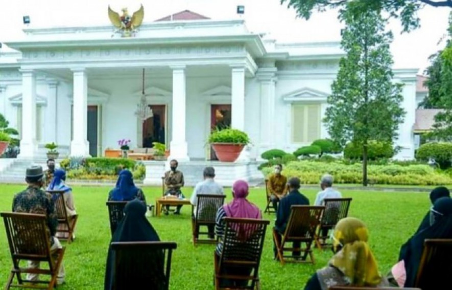 Presiden Jokowi bersama para pedagang kecil di istana