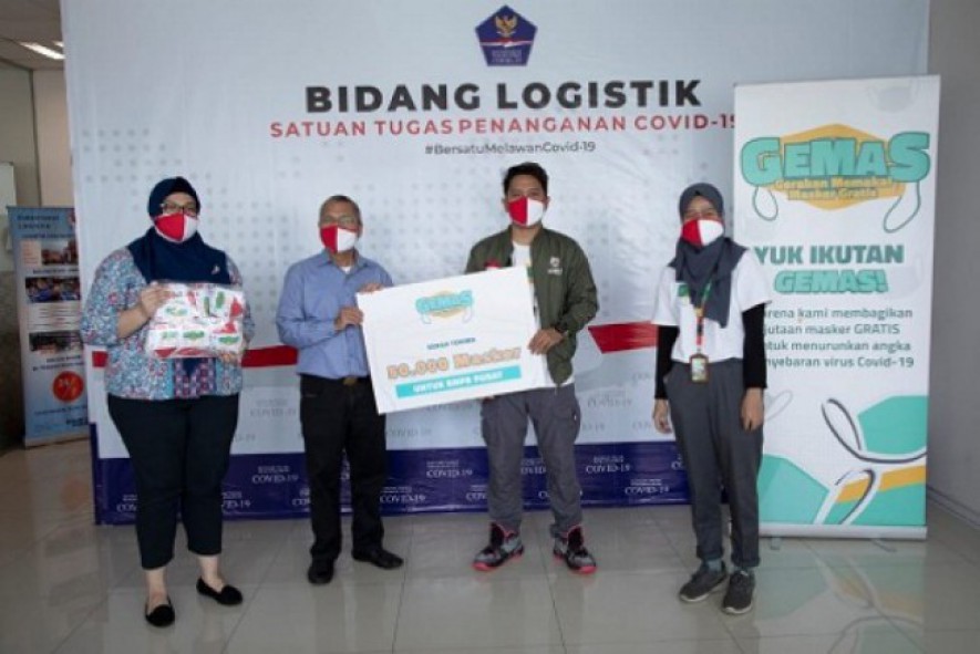 Relawan Gemas Serahkan 50.000 Masker Kain kepada BNPB Pusat. Kiri-Kanan: Ayu Setiadewi KASIE Kemitraan Lembaga Usaha dan Masyarakat, Ir. Ibnu Asur, MM Direktur Optimasi Jaringan Logistik dan Peralatan, Rangga andriana Relawan gemas, Titis wasilia Relawan GEMAS 