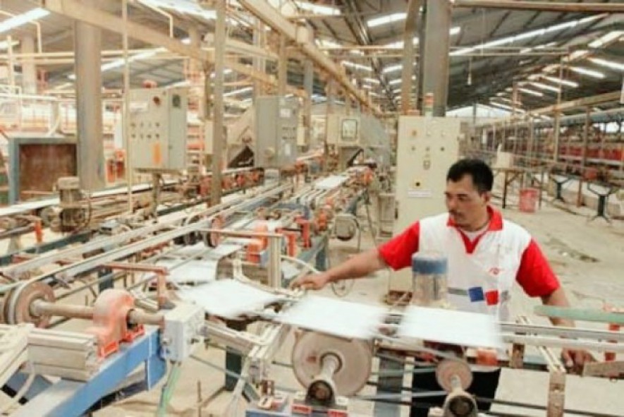 Pekerja di industri keramik (foto Bisnis.com)