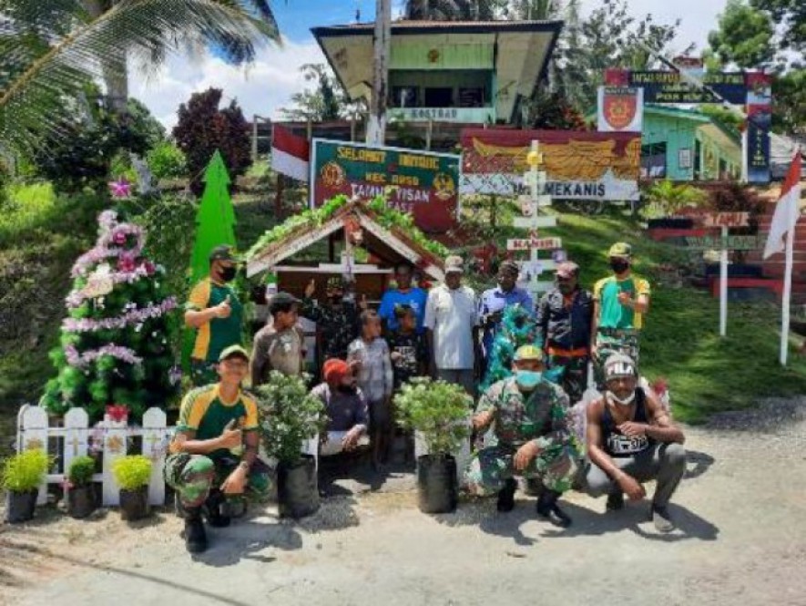 Satgas Yonif MR 413 Kostrad Dirikan Pondok dan Pohon Natal