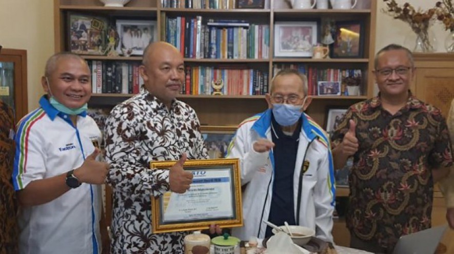 Penyerahan anugerah Lifetime Achievement oleh Sekjen AISI dan perwakilan pengurus