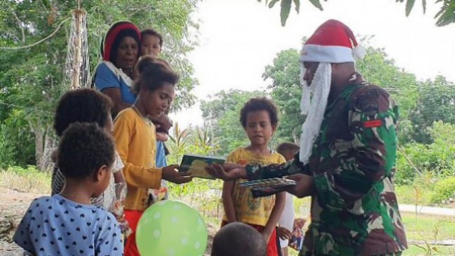 Satgas Pamtas Yonif 125 Simbisa Bagikan Bingkisan Buku Bacaan kepada Anak-Anak Merauke