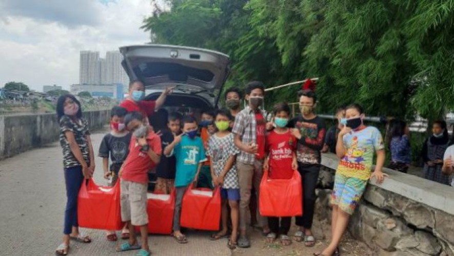 Gerakan Berbagi Kasih-DapoerKasih Donasi Nasi Kotak ke Masyarakat