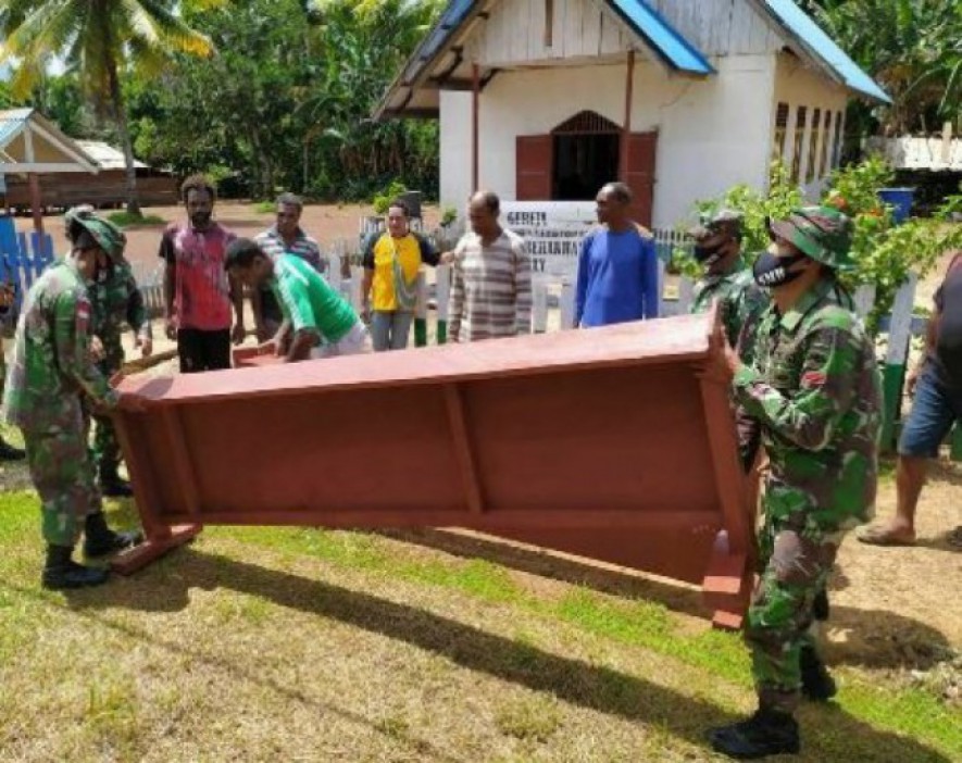 Satgas Pamtas Yonif 125 Simbisa Berikan Bantuan Sekat Pembatas Ruangan Rumah Ibadah