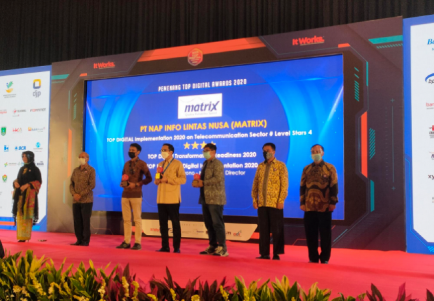 Direktur Matrix NAP Info - Omar Nasution (tengah) Ketika Menerima Penghargaan TOP Digital Awards 2020