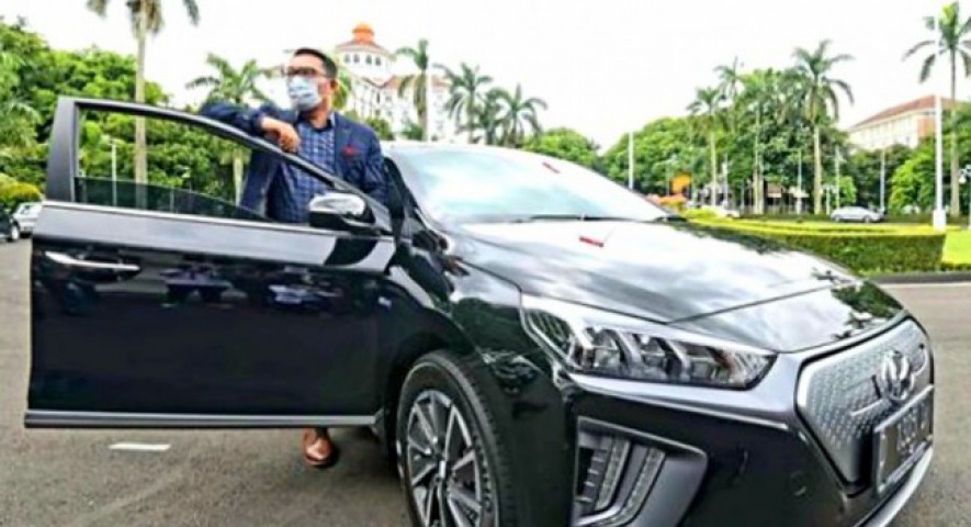 Ridwan Kamil pakai Mobil Listrik Hyundai (ist)