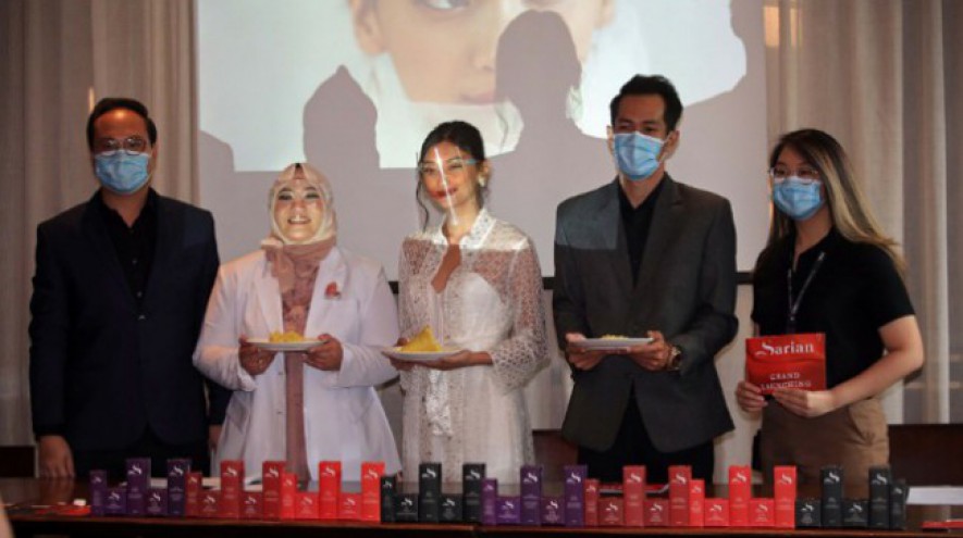 Sarian Brand Representatif Adinda Cresheilla (tengah) bersama Management Consultant Widhitya Surya Pradana (kedua kanan) dan Dokter kecantikan dr.Diah Artanti (kedua kiri) saat berfoto bersama usai launching produk kecantikan Sarian Skincare di Kawasan Kebon Sirih, Jakarta Pusat