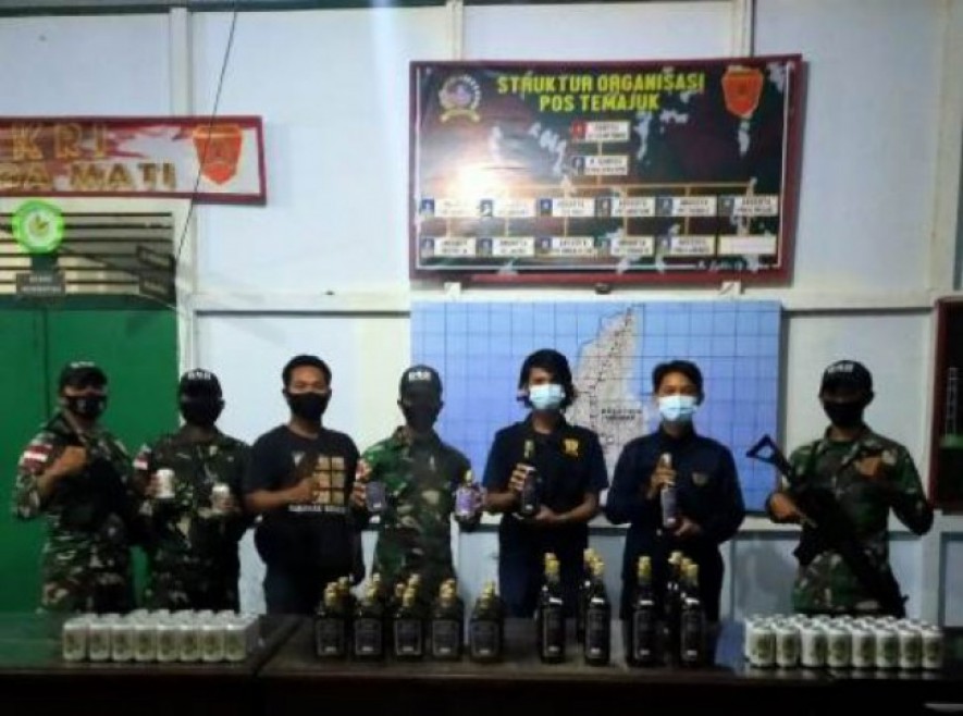 Satgas Pamtas Yonif 642 Kembali Gagalkan Penyelundupan Puluhan Botol Miras