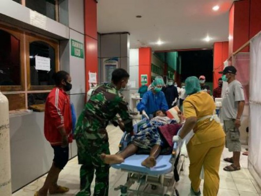 Satgas Yonif MR 413 Kostrad Evakuasi Mama Sara Ke Rumah Sakit