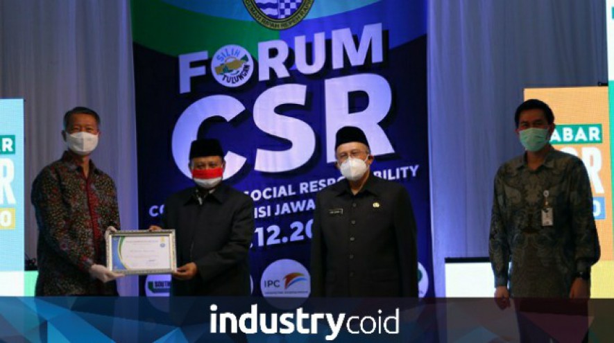 Direktur Utama PT. Jababeka Infrastruktur Tjahjadi Rahardja saat menerima penghargaan CSR dari Wakil Gubernur Jawa Barat, Uu Ruzhanul Ulum (Foto: Dok. Industry.co.id)