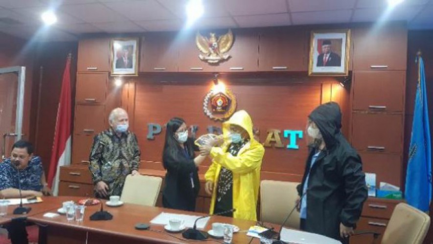 PWI Pusat Terima 140 Jacket APD Terkait HPN 2021