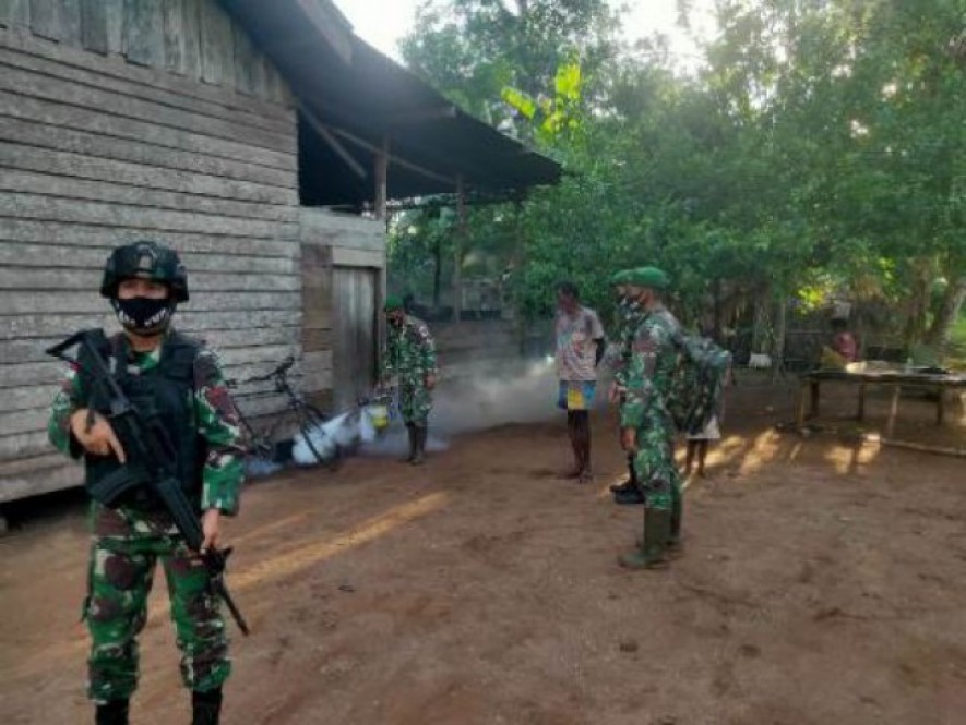 Satgas Pamtas Yonif 125 SMB Lakukan Fogging di Kampung Kondo Merauke