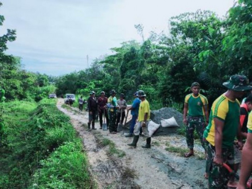 Satgas Yonif MR 413 Kostrad Bangun Jalan Kampung Perbatasan RI-PNG